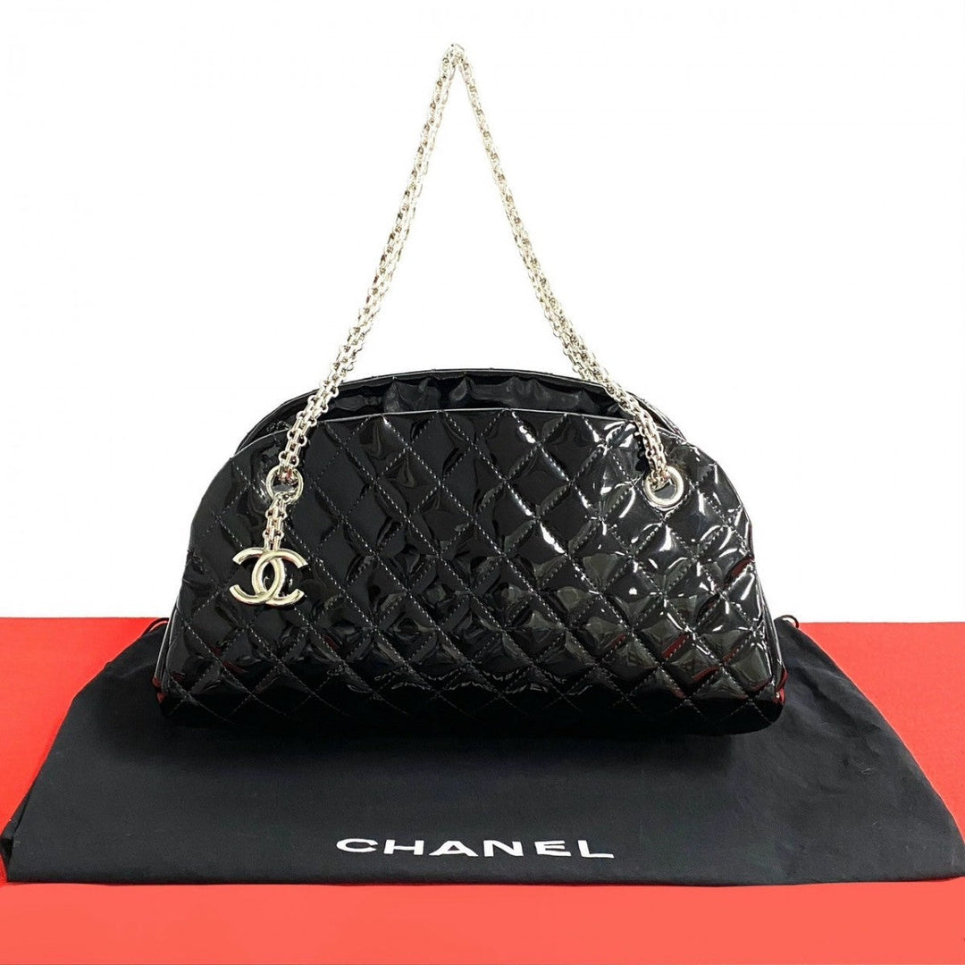 CHANEL Shoulder Bag Patent leather black Matrasse