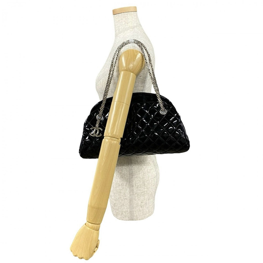 CHANEL Shoulder Bag Patent leather black Matrasse