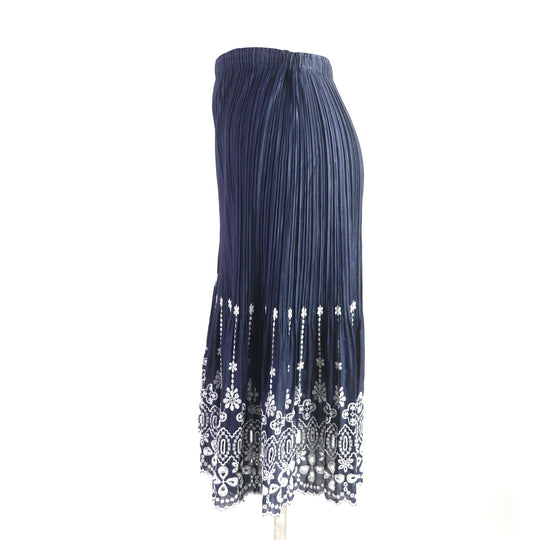 PLEATS PLEASE Long skirt Main: 100% polyester, embroidery part (upper thread): 100% rayon, embroidery part (lower thread): 100% polyester Navy white Women 1 Used Authentic