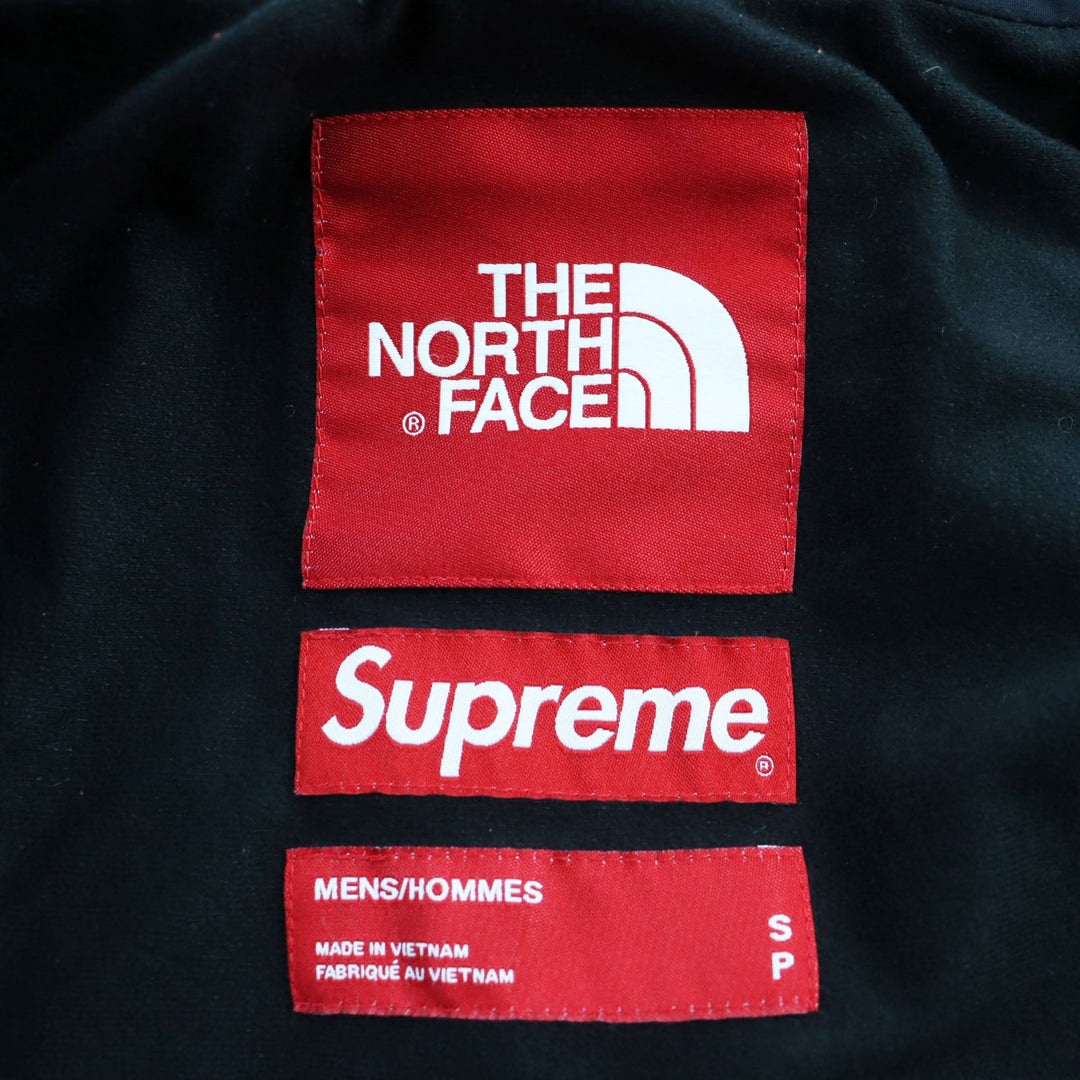 Supreme Mountain Hoodie NP61902I Outer: 100% nylon, Lining: polyester, Lining: nylon black Statue of Liberty Mountain Jacket Statue of Liberty Mountain Jacket mens S Used Authentic
