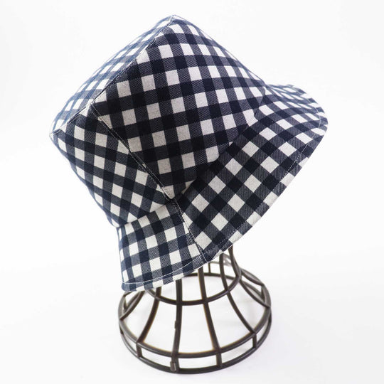 Christian Dior hat 22VIC923I130 Main: 49% polyester, Main: 46% cotton, Main: 5% polyurethane, Lining: 49% polyester, Lining: 46% cotton, : 5% polyurethane Navy white D-LITTLE VICHY REVERSIBLE Women 57 Used Authentic