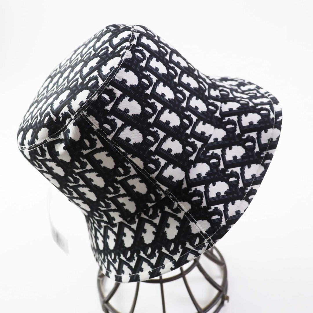 Christian Dior hat 22VIC923I130 Main: 49% polyester, Main: 46% cotton, Main: 5% polyurethane, Lining: 49% polyester, Lining: 46% cotton, : 5% polyurethane Navy white D-LITTLE VICHY REVERSIBLE Women 57 Used Authentic