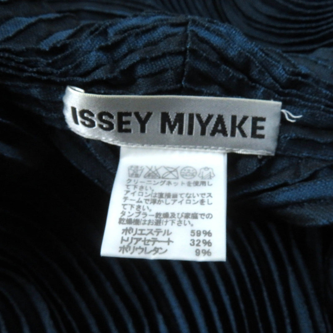 ISSEY MIYAKE cardigan IM44FD501 Main: 59% polyester, 32% triacetate, 9% polyurethane Navy type Women 2 Used Authentic
