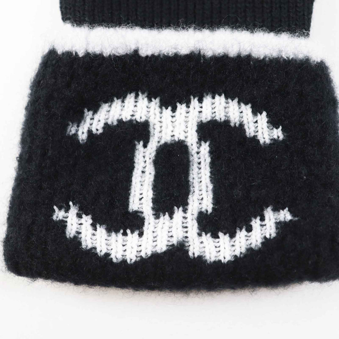 CHANEL gloves Main: 73% wool, 19% cashmere, 4% silk, 2% nylon, 1% polyester Black White Two-piece set Women Used Authentic