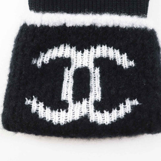 CHANEL gloves Main: 73% wool, 19% cashmere, 4% silk, 2% nylon, 1% polyester Black White Two-piece set Women Used Authentic