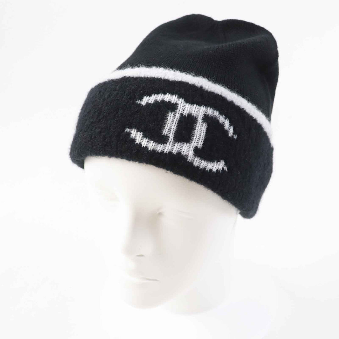 CHANEL gloves Main: 73% wool, 19% cashmere, 4% silk, 2% nylon, 1% polyester Black White Two-piece set Women Used Authentic