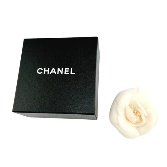 CHANEL Brooch fabric white corsage With Box Camelia Women Used Authentic