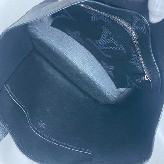 LOUIS VUITTON Shoulder Bag M57290 leather black Monogram Giant Shadow Hippo Voyage NV mens Used Authentic