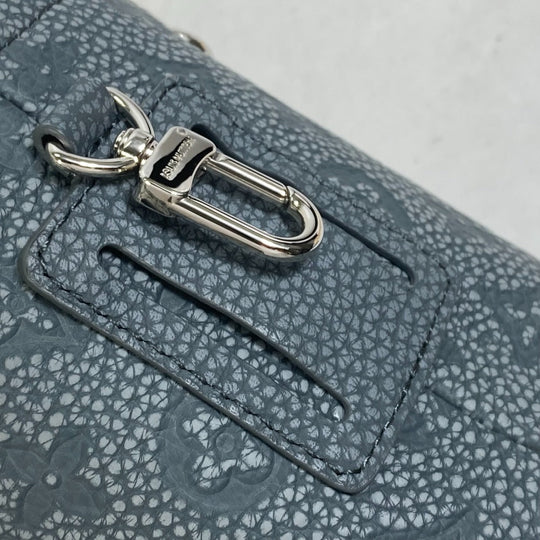 LOUIS VUITTON Shoulder Bag M81572 Taurillon Clemence Leather gray Taurillon Clemence Climbing Chalk Pouch mens Used Authentic