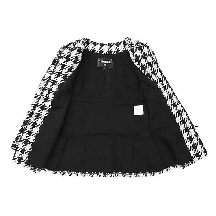 CHANEL Other outerwear P54595 [Outer material] 64% acrylic, 22% wool [Lining] 100% silk White black Women 38 Used Authentic