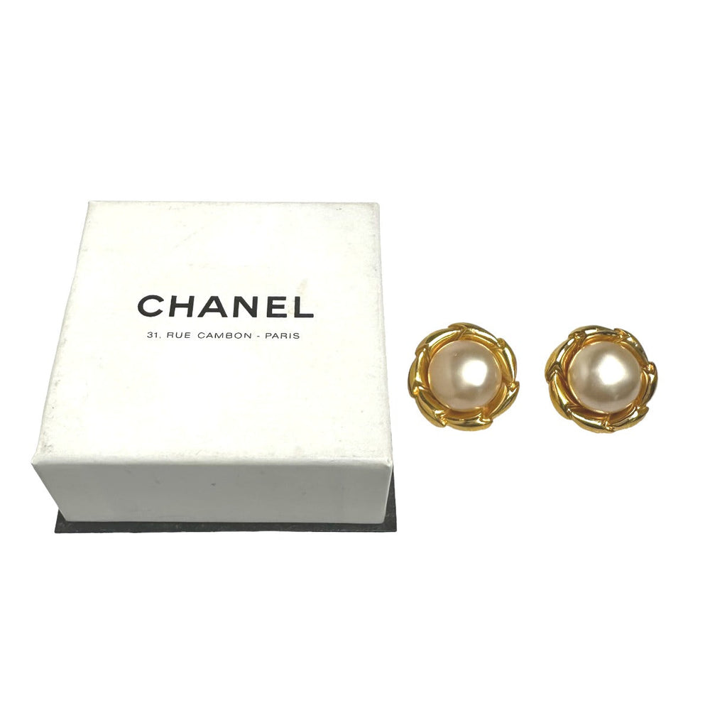 CHANEL Earring Gold Plated, Fake Pearl gold With beans, without rubber Gold Plated 93P Women Used Authentic