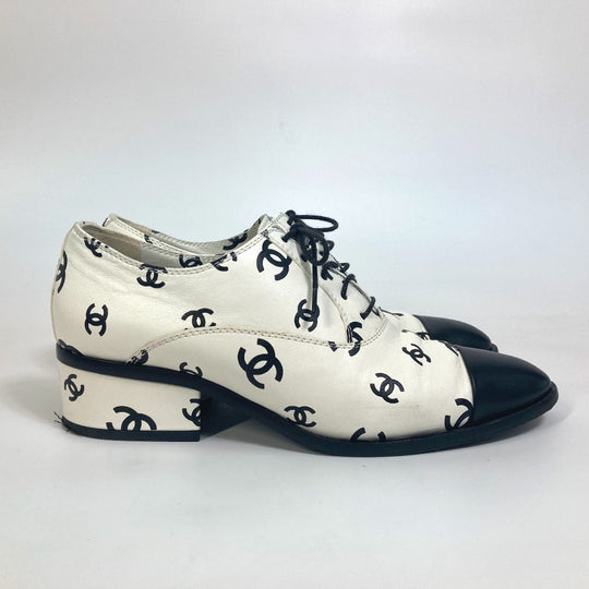 CHANEL Leather shoes G39008 leather White x black 22S CC COCO Mark all-over pattern Women 37 1/2 Used Authentic