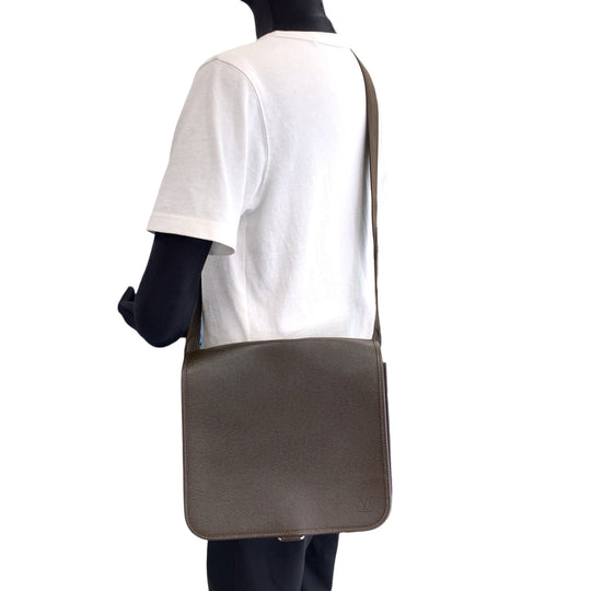 LOUIS VUITTON Shoulder Bag M32488 Taiga Grizzly Brown SilverMetal Shoulder Bag Messenger bag Taiga Andre mens Used Authentic