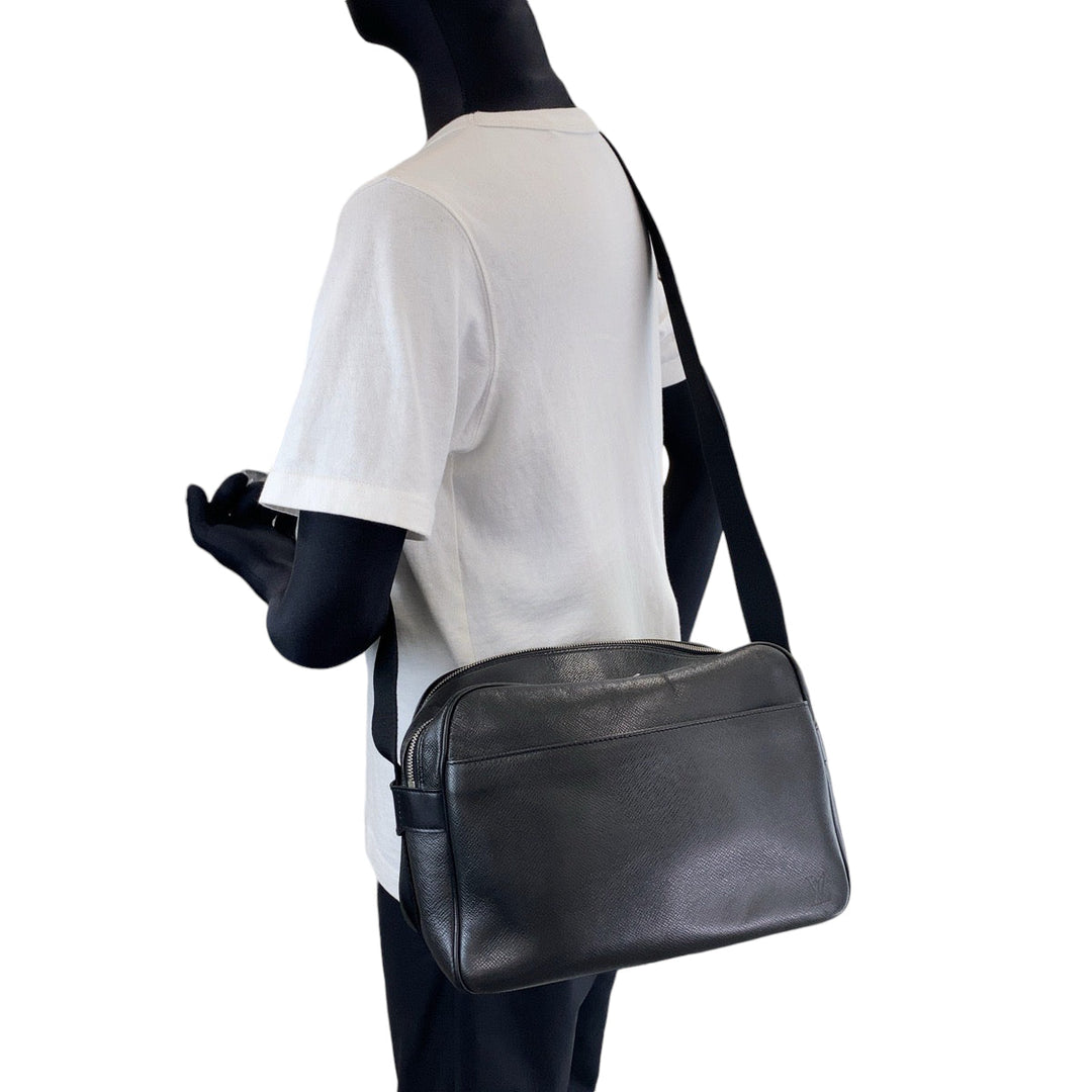 LOUIS VUITTON Shoulder Bag M30152 Taiga Ardoise Black SilverMetal Shoulder Bag Crossbody Taiga reporter mens Used Authentic