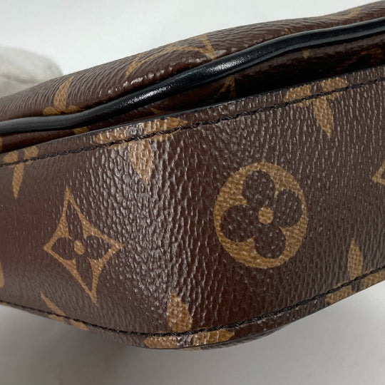 LOUIS VUITTON Shoulder Bag M81522 Monogram canvas Brown Monogram S Lock Vertical Wearable Wallet mens Used Authentic