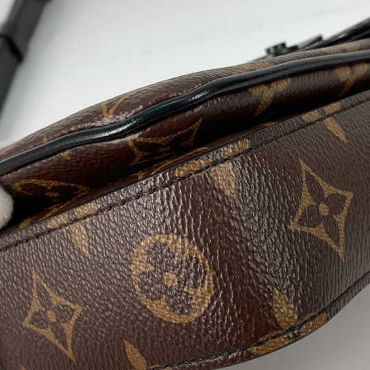LOUIS VUITTON Shoulder Bag M81522 Monogram canvas Brown Monogram S Lock Vertical Wearable Wallet mens Used Authentic