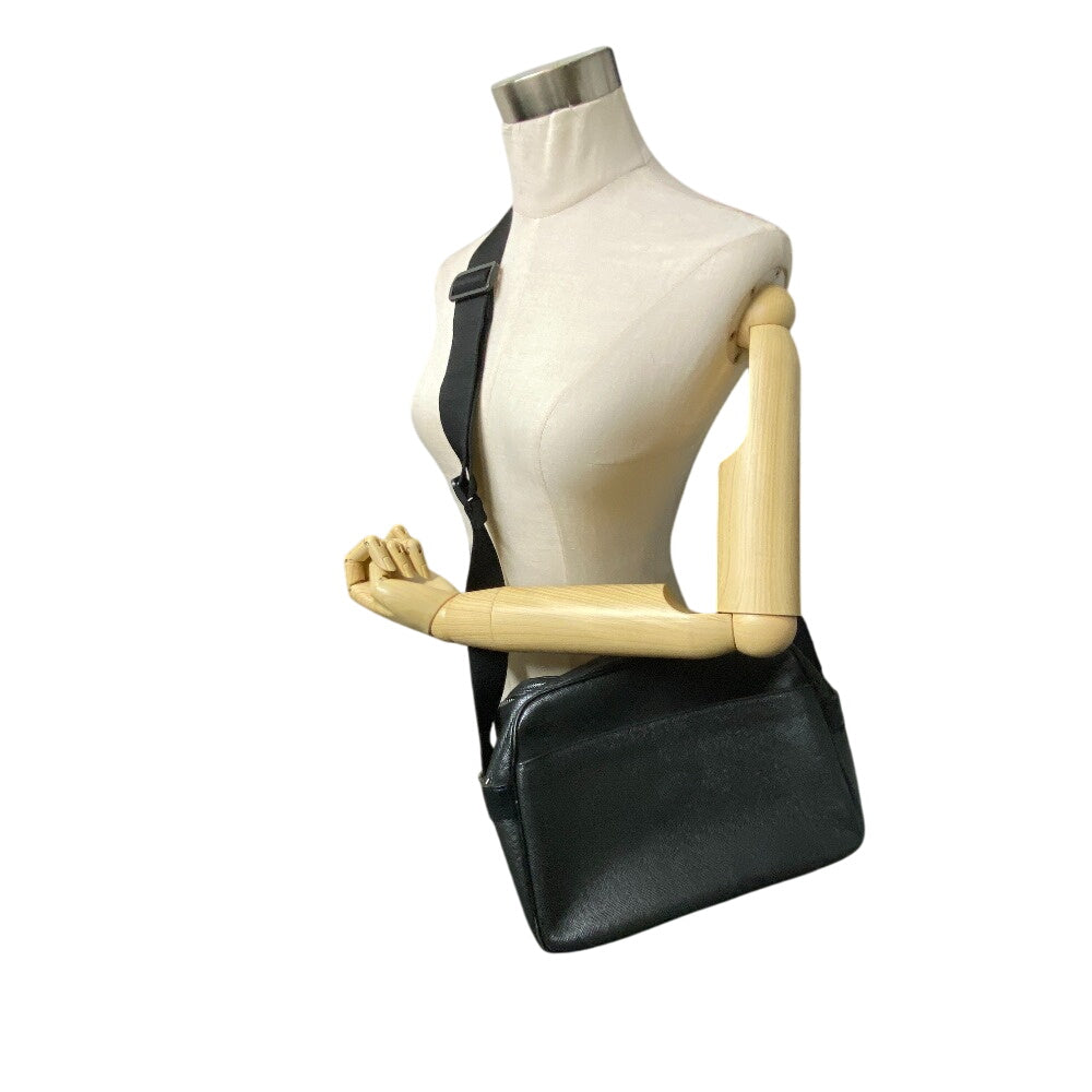 LOUIS VUITTON Shoulder Bag M30152 leather black Taiga reporter mens Used Authentic